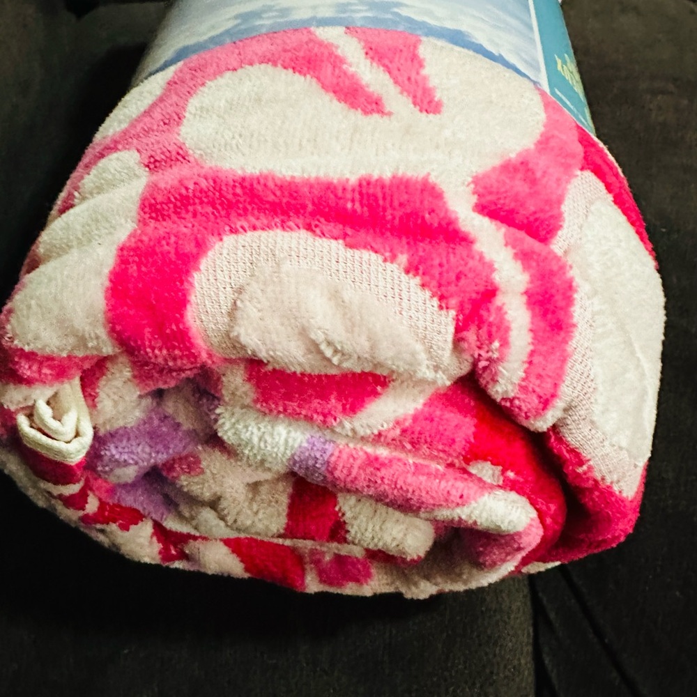Huge Vibrant Pink and White Beach Medallion Design Towel for Two (6ft X 7ft) - Picture 4 of 9